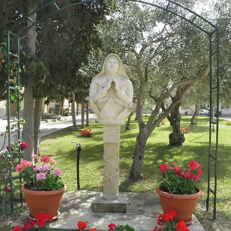 Betfage Oasi Di Misericordia Panzió Szirakúza
